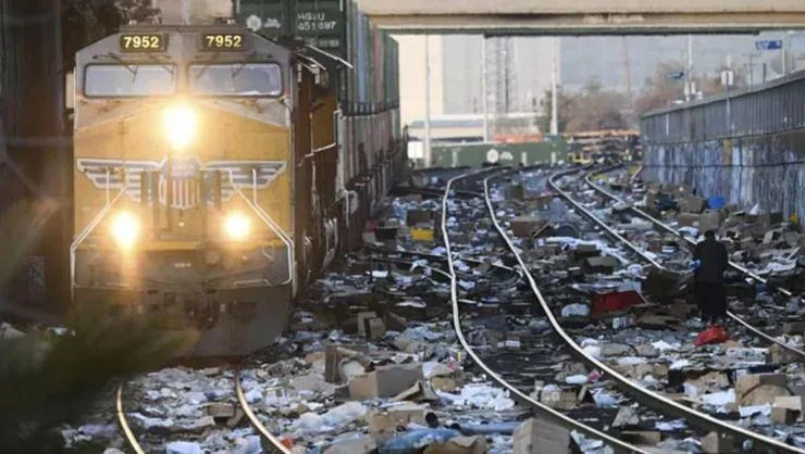 Los Angeles'ta hareket halindeki trenler yağmalandı
